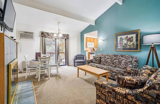 Deluxe Two Bedroom Suite on the 2nd floor with outdoor heated pool 20910