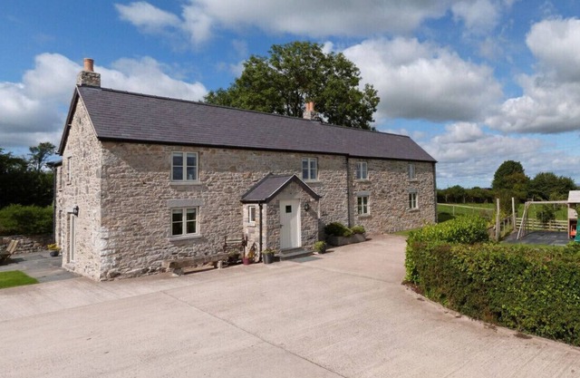 Denbigh Cottage - Four Bedroom House, Sleeps 8