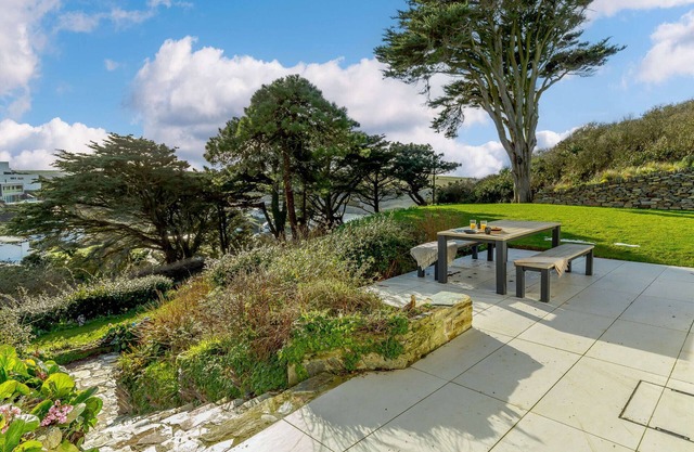 Dene Court - Four Bedroom House, Sleeps 8