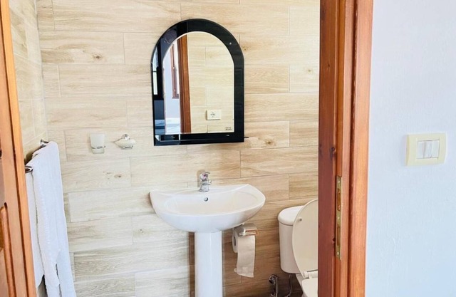 Denis - Private Rooms Guesthouse Gjirokastra