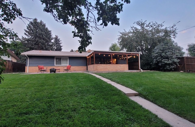 ♡Denver-Central: Cozy Bungalow w/wood-burning fireplace, open kitchen & yard
