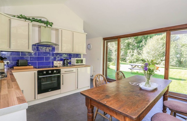 DERRY COTTAGE, pet friendly, character holiday cottage in Whitland