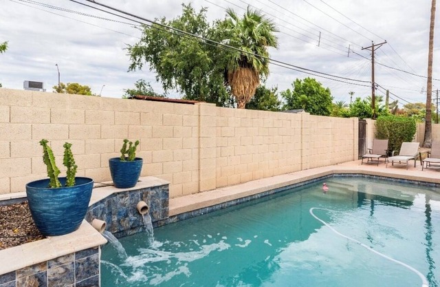 Desert Cactus Oasis Pool - walk to Old Town!
