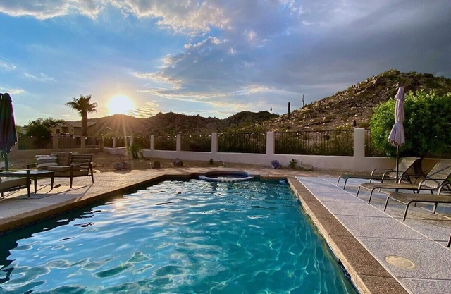 Desert Canyon Retreat w/heated pool & desert view