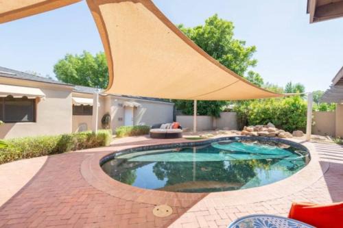 Desert Oasis, 5BR Home with Pool and Firepit