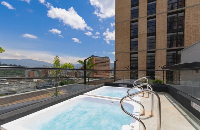 Design 2BR-2AC Apt El Poblado, Coworking &Jacuzzis