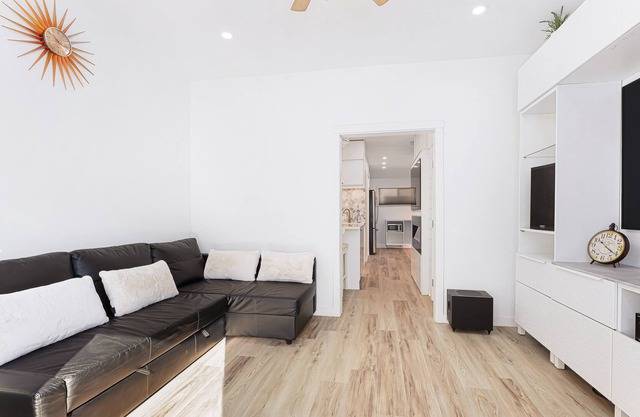 Desirable Private 2 bedroom Suite near Downtown