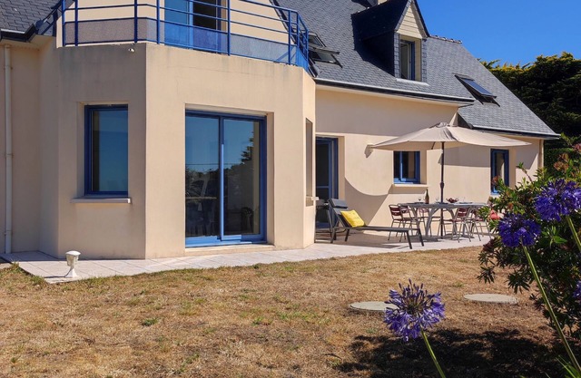 Detached 3-bedroom house - sleeps 6 with panoramic ocean views.