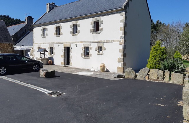 Detached house, large garden and enclosed private parking