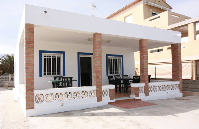 Detached house on the beach of Oliva in Urb. Kiko, on a private plot