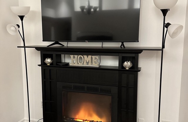 Detached private bungalow, sleeps10, 4min to lake/downtown, NO STAIRS/10 carpark