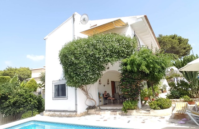Detached three bedroomed villa beautiful private pool, aircon, with free wifi.