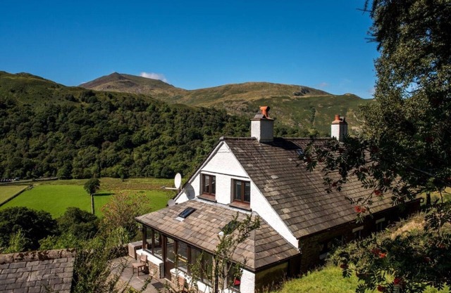 Detatched, Cosy Cottage With Mountain Views - Parking, Sleeps 8, Pet-friendly