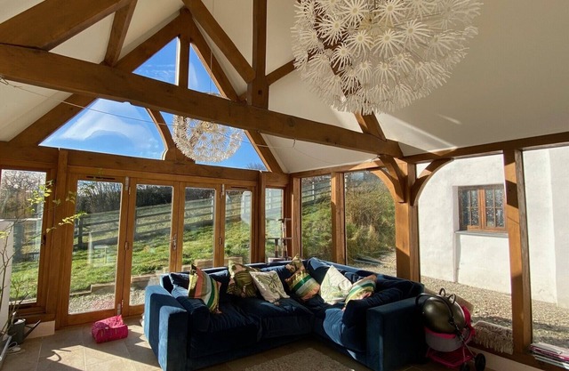 Devon /Cornwall border cottage, family friendly & picturesque