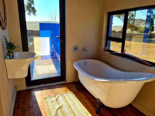 Die Blouhuis Farmhouse Retreat with a hot tub