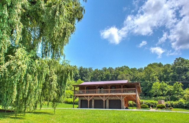Dillingham Dacha | Country Charm, Patio & Deck + Biltmore Pass