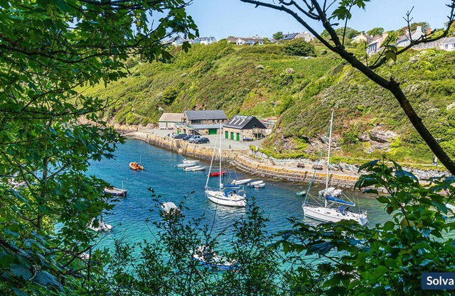 Dingle Cottage, Holiday Cottage Solva, Sleeps 4, 2 bedrooms, bathrooms