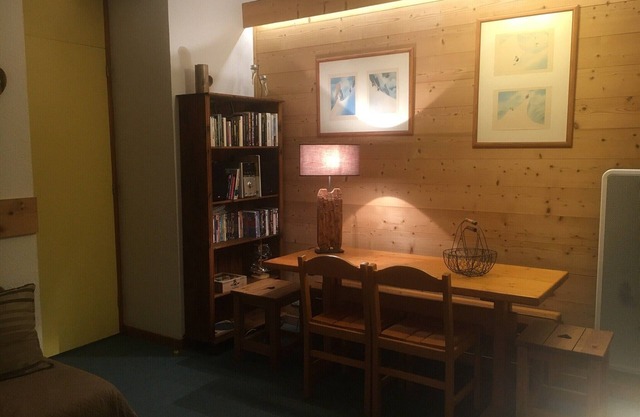 Directly on the slopes, 2 rooms, sleeps 5, cosy, lovely view.