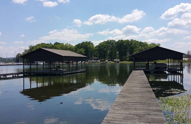 Directly On Lake Guntersville! Boat House Included! Special price winter months!