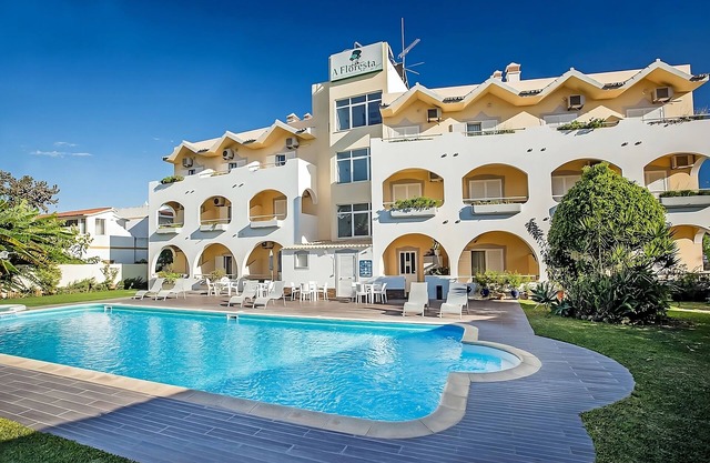Discover Algarve's Charm! Kitchenette and Balcony, Outdoor Pool, Free Parking!