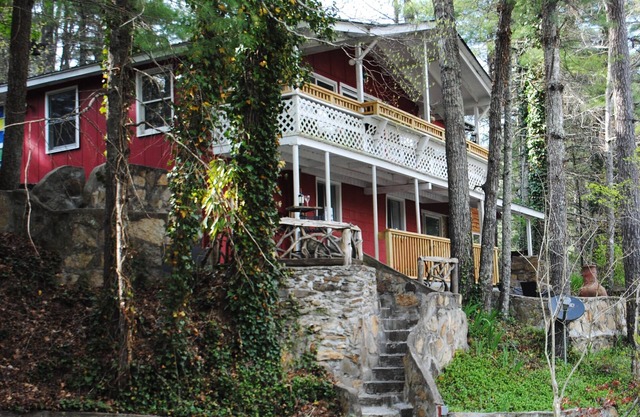 Distinctive Cabin + Cozy Guesthouse + Sauna Near Major Attractions, Fiber