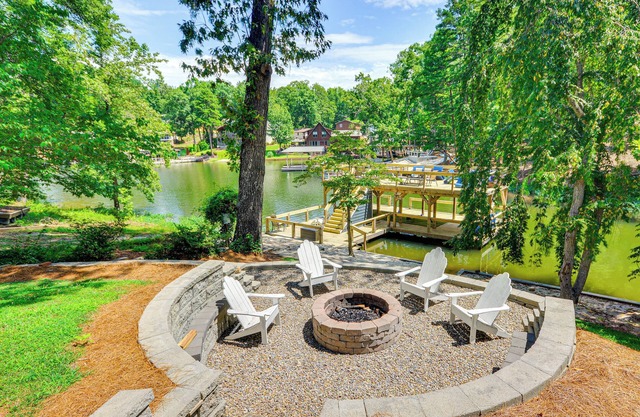 Dock & 2-Story Boat Slip: Badin Lake Cabin