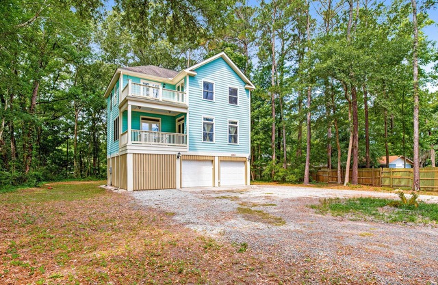 Dog-Friendly 30-Day Rental Two-Story Home w/Free WiFi, Balcony, Washer/Dryer