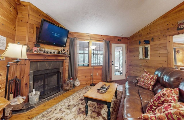 Dog-Friendly Cabin w/Screened Deck, Private Hot Tub, Firepit & WiFi