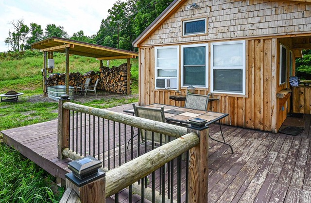 Dog-friendly cabin with deck plus access to a hot tub, game room, & gym