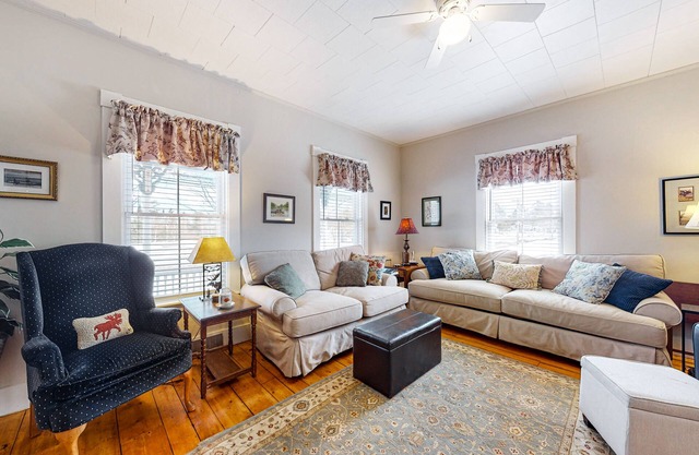 Dog-friendly Colonial across the street from the beach