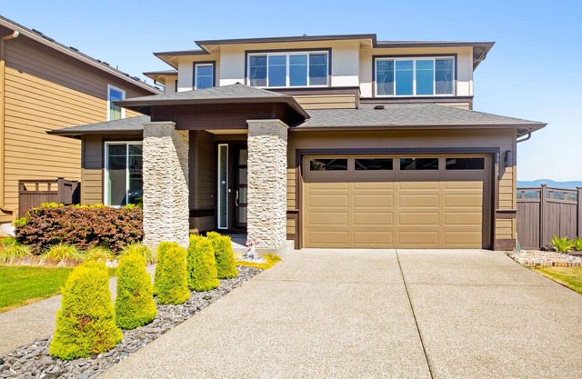 Dog-friendly contemporary retreat with mountain views, deck & home office