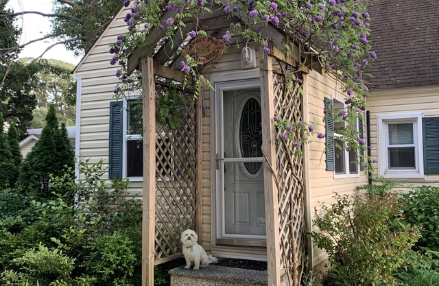Dog Friendly, Cozy Cottage, 1st Floor Apt for 2; A Fine Art and Garden Retreat!