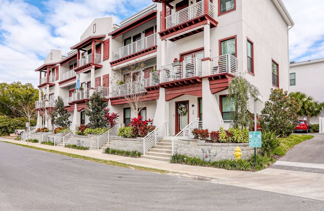 Dog-friendly escape with top-floor balcony & walk to beach - 30-day minimum