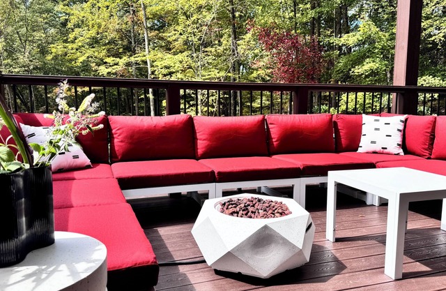 Dog friendly - Forest Escape - wraparound deck - 3BR - Shawnee - Long Stays