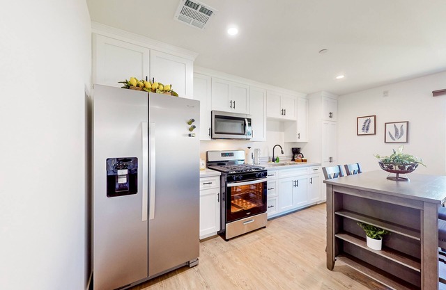 Dog-friendly guest house with scenic views, private washer/dryer, & shared grill