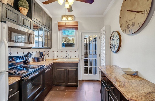 Dog Friendly Historic Home by Forsyth w/Private Courtyard by Lucky Savannah