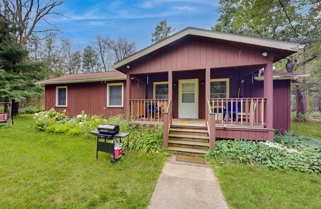 Dog-friendly home near Petenwell Lake - gas grill & outdoor dining area