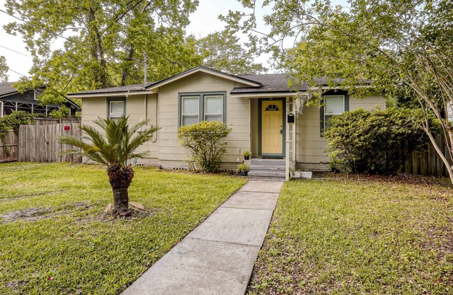 Dog-friendly home with large enclosed yard, central AC, WiFi - snowbirds welcome
