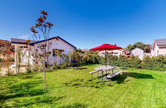 Dog-friendly home with outdoor space, grill, amazing views, AC, & W/D