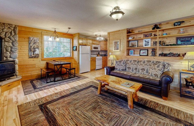 Dog-friendly home with fireplace, washer/dryer, patio, cable, & WiFi