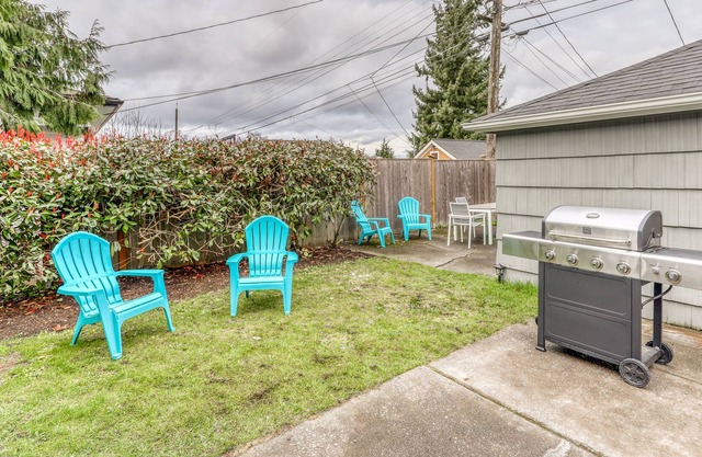 Dog-friendly home with gas grill, cable, WiFi, & streaming services