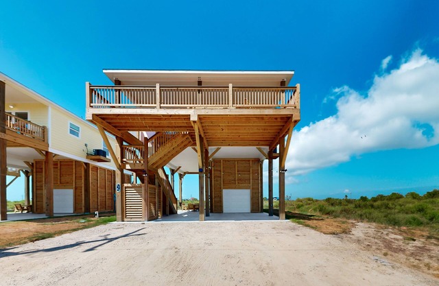Dog-friendly house in Gilchrist with expansive deck & water view