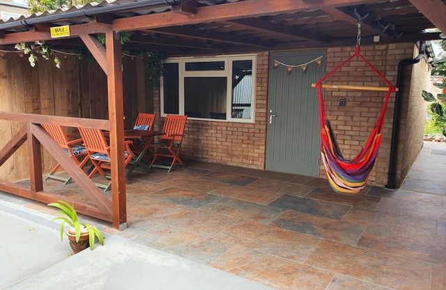 DOG FRIENDLY little bungalow with patio & private driveway