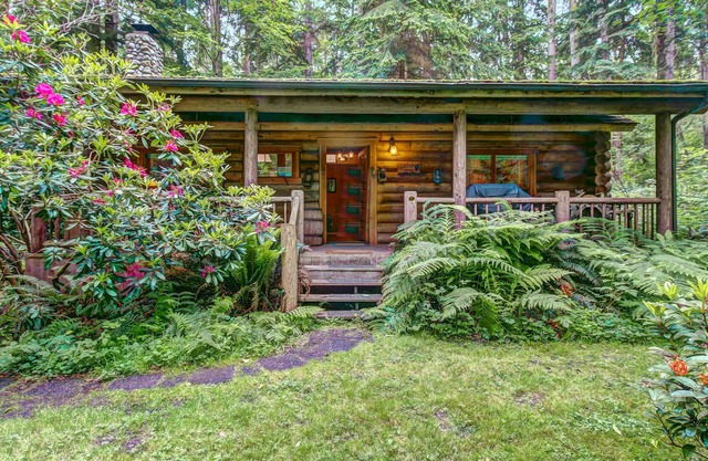 Dog-Friendly Log Cabin Surrounded by Gorgeous Woodlands with Nearby Lake