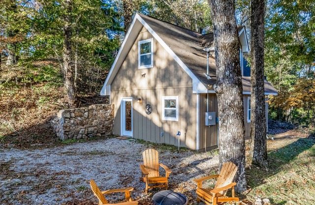 Dog-friendly mountain-view house with near skiing with Starlink internet