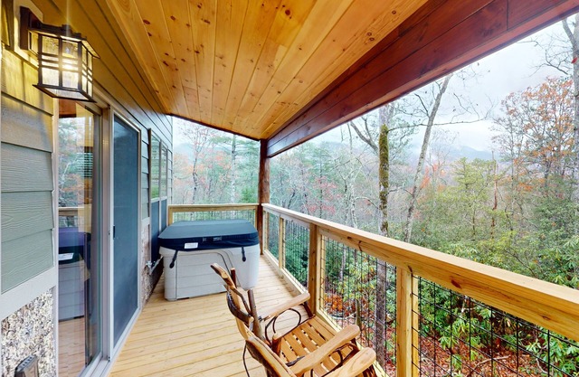 Dog-friendly studio cabin w/free attraction tickets, hot tub, full kitchen