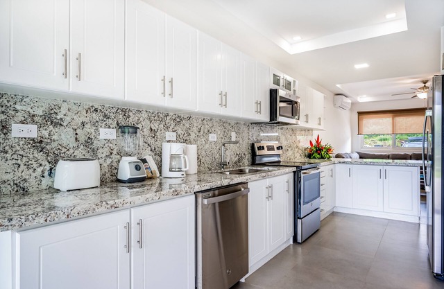 Dog-friendly tropical villa with a pool, patio, balcony, & washer/dryer