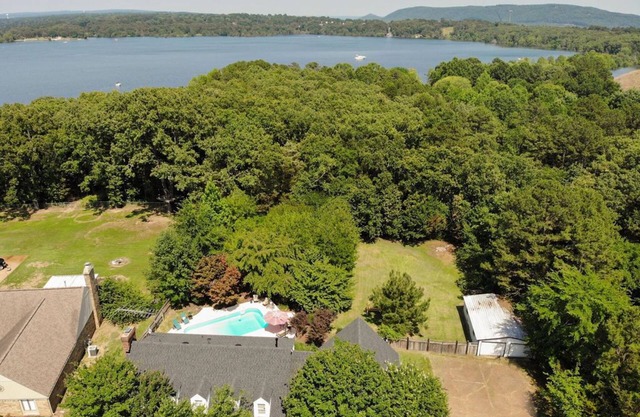 Dog lovers: Fenced yard, 2 king beds, lake access, 2 fire pits-gas and wood!