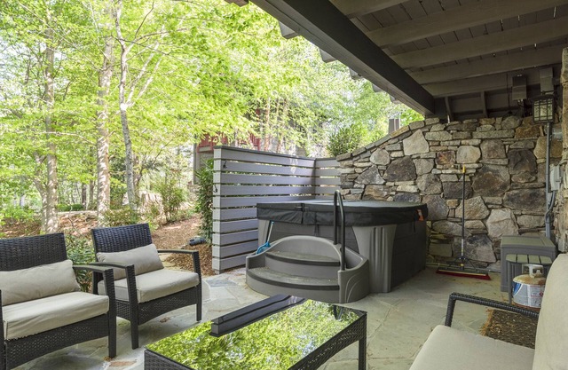 Dogwood Treehouse | Luxury Living with Patio, Hot Tub & Gas Grill! - 2 Bedroom, 2 Bathroom