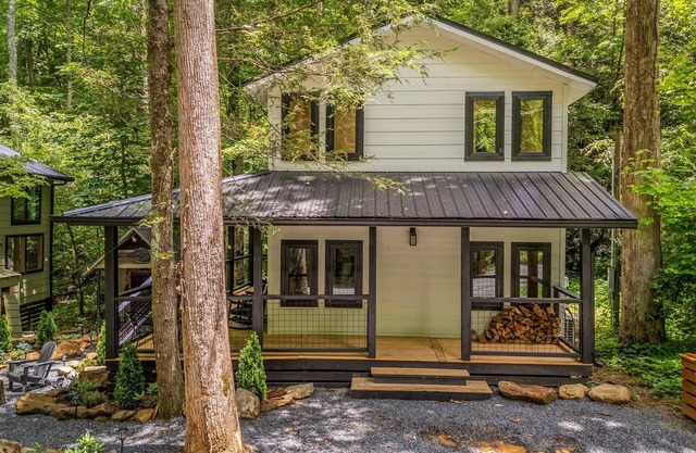 Dolly’s Mountain Retreat – Brand New & Cozy Escape